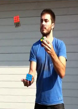Жонглирует и собирает 3 кубика рубика