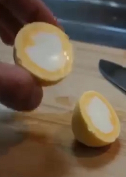 Как сварить яйцо желтком наружу